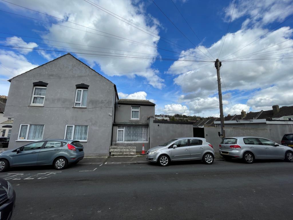 Lot: 123 - FREEHOLD RESIDENTIAL INVESTMENT - FOUR-BEDROOM HOUSE AND TWO STUDIOS - Photo of the side of property with access to rear flat